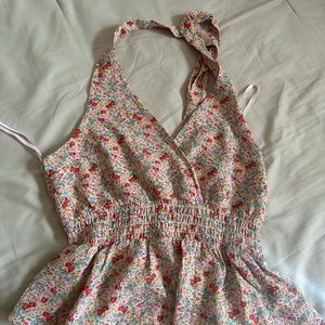 Es un blusa top amarrada atrás con florecitas es nueva